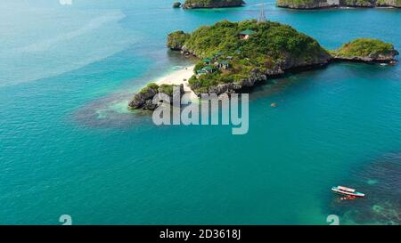 Un gruppo di piccole isole con spiagge e lagune situato nel Parco Nazionale delle cento isole, Pangasinan, Filippine, vista dall'alto. Concetto di vacanza estiva e di viaggio Foto Stock