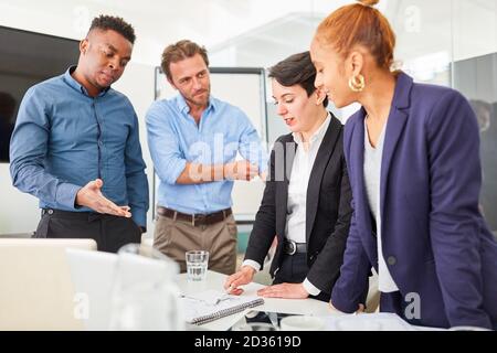 Il team di start-up multiculturale lavora insieme in una riunione di progetto Foto Stock