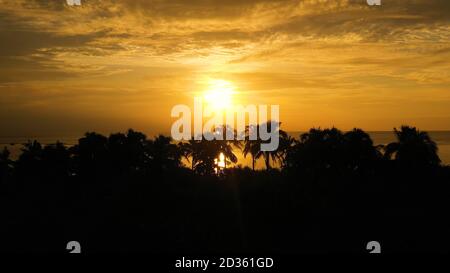 Alba sul mare nei tropici, vista aerea. Alba sull'oceano. Seascape, mattina sopra l'isola. Filippine, Anda, Pangasinan. Concetto di viaggio. Foto Stock