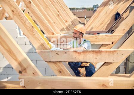 Costruttore professionale che utilizza una livella a bolla per la misurazione Foto Stock