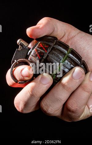 Granata a mano, bomba, sfondo bianco, militare, arma, taglio, colore verde, munizioni, oggetto singolo, guerra, pericolo, fotografia, oggetto fabbricato Foto Stock