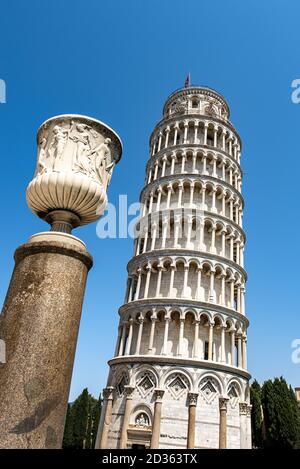 Torre Pendente di Pisa, campanile della Cattedrale (Duomo di Santa Maria Assunta) in stile romanico e il vaso del Talent.Tuscany, Italia. Foto Stock