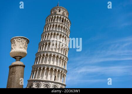 Torre Pendente di Pisa, campanile della Cattedrale (Duomo di Santa Maria Assunta) in stile romanico e il vaso del talento. Toscana, Italia. Foto Stock