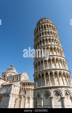 Torre Pendente di Pisa, campanile del Duomo (Duomo di Santa Maria Assunta) in stile romanico, Piazza dei Miracoli. Toscana, Italia, Europa Foto Stock