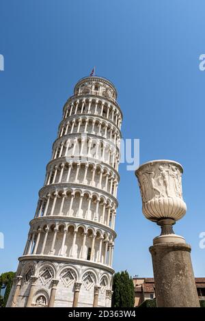 Torre Pendente di Pisa, campanile della Cattedrale (Duomo di Santa Maria Assunta) in stile romanico e il vaso del Talent.Tuscany, Italia. Foto Stock