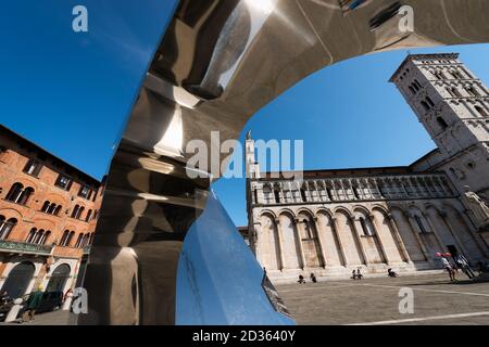 Antica Chiesa di San Michele in Foro, in stile pisano, romanico e gotico (XIII-XIV secolo) nel centro di Lucca, Toscana, Italia, Europa. Foto Stock