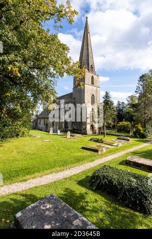 La chiesa parrocchiale di tutti i Santi nel villaggio Cotswold di Bisley, Gloucestershire UK Foto Stock