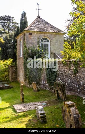 Un gazebo del 18 ° secolo nei terreni di Overcourt nel villaggio di Cotswold di Bisley, Gloucestershire UK Foto Stock