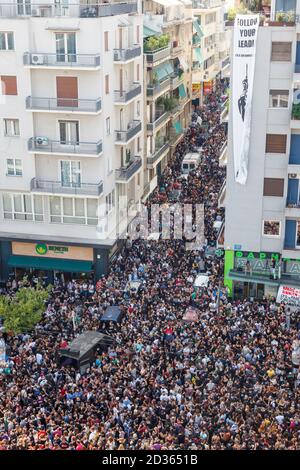 Migliaia di persone protestano ad Atene, in Grecia, in attesa del verdetto del "processo all'alba d'oro", il più importante processo in 50 anni Foto Stock