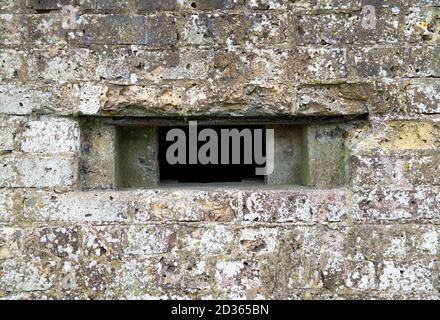 Primo piano di una finestra panoramica su un bunker/pillbox in cemento della seconda guerra mondiale. Foto Stock