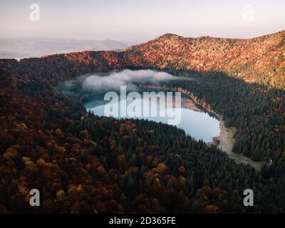 Splendida vista aerea di misty autunno mattina, San Ana Lago, Transilvania, Romania, Europa. Foto Stock