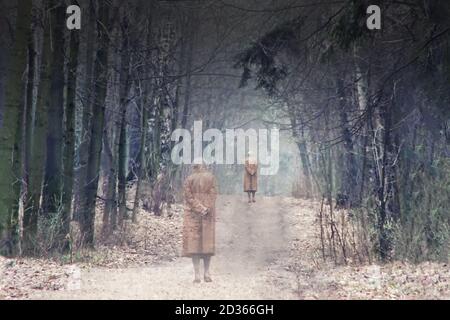 Il vecchio lascia la strada tra gli alberi. Malattia di Alzheimer e il ritiro dalla vita. Demenza senile e perdita di memoria. Stato depressivo in fase di ritiro Foto Stock