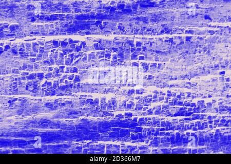 Fondo blu intenso e bianco patchato, struttura in legno Foto Stock