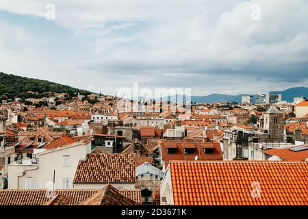 Split, Croazia, Europa. Vista dalla torre. Tetti arancioni di case Foto Stock