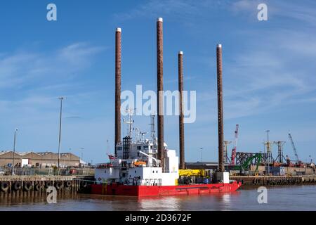 Ziton Wind una nave di installazione di turbine eoliche con sollevatore idraulico capacità Foto Stock