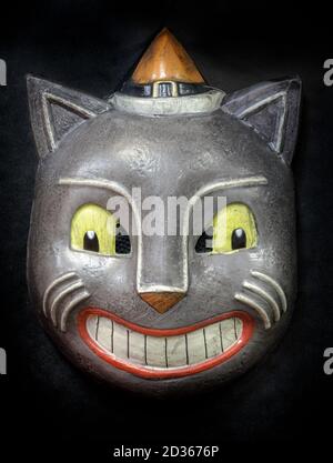 La maschera facciale del gatto spaventosa è isolata su sfondo nero Foto Stock