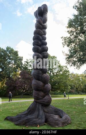 Londra, Regno Unito. 7 ottobre 2020. 'The plait', 2020, di Kalliopi Lemos a Frieze Sculpture, una mostra annuale di opere all'aperto di artisti internazionali nel Parco del Reggente. I lavori sono esposti al pubblico fino al 18 ottobre. Credit: Stephen Chung / Alamy Live News Foto Stock