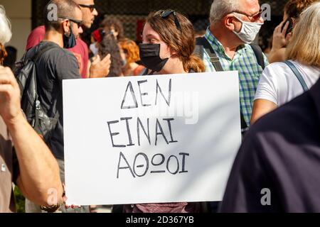 Segno che dice 'non sono innocenti' durante l'annuncio del verdetto del processo di Golden Dawn, ad Atene, Grecia. Foto Stock