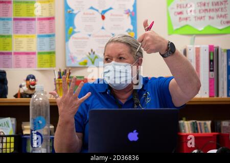 Austin, TX USA 6 ottobre 2020: Sotto l'attento controllo della quarta insegnante Clarissa Hobbs e con molti PPE pronti, l'apprendimento in persona decolla ancora una volta durante la seconda giornata di lezioni a Campbell Elementary ad Austin. Il campus pubblico del distretto scolastico indipendente di Austin utilizza una combinazione di apprendimento remoto e personale nell'età del coronavirus. Credit: Bob Daemmrich/Alamy Live News Foto Stock