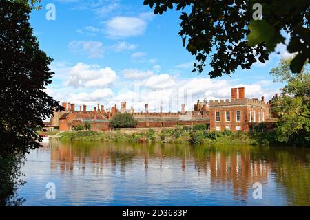 Esterno del Palazzo reale di Hampton Court con il Fiume Tamigi in primo piano, in una giornata di sole autunnali, Londra ovest Inghilterra Regno Unito Foto Stock