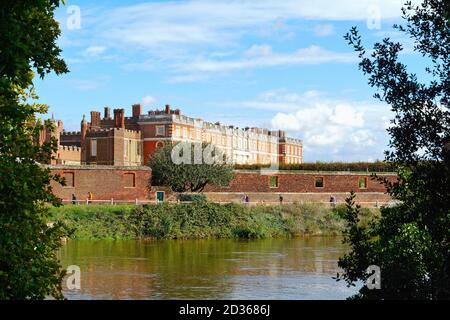 Esterno del Palazzo reale di Hampton Court con il Fiume Tamigi in primo piano, in una giornata di sole autunnali, Londra ovest Inghilterra Regno Unito Foto Stock