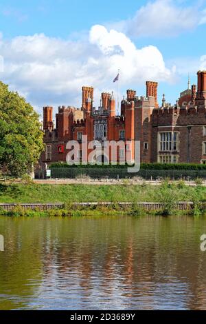 Esterno del Palazzo reale di Hampton Court con il Fiume Tamigi in primo piano, in una giornata di sole autunnali, Londra ovest Inghilterra Regno Unito Foto Stock