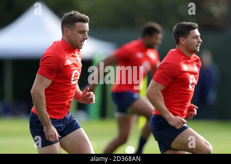 George Ford dell'Inghilterra (a sinistra) durante una sessione di allenamento al Lensbury, Londra. Foto Stock