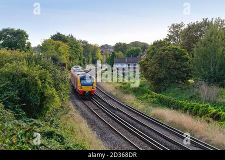 Un treno ferroviario sudoccidentale che passa attraverso una zona rurale Area urbana di Surrey a Shepperton Inghilterra UK Foto Stock