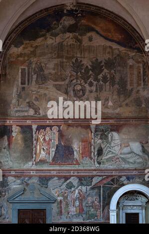 Muro del transetto della chiesa decorato con affreschi tardo-medievali o del primo Rinascimento di Bartolo di Fredi (c.1330-1410) e Taddeo di Bartolo (c. 1363-1422). Nella Chiesa di San Francesco a Lucignano, Toscana, Italia. Foto Stock