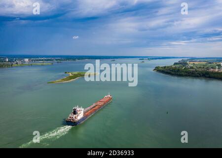 Vista aerea di una nave portacontainer che va a valle nel fiume St. Lawrence vicino al porto di Montreal in Canada Foto Stock