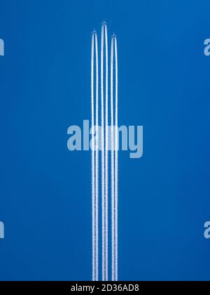Tre piani in formazione nel cielo blu con un percorsi di condensazione Foto Stock