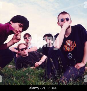 Radiohead 1992. Primo ritratto della band in un campo fuori Oxford. Foto per la rivista Lime Lizard Foto Stock