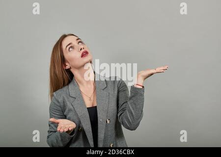 L'umore confuso diffonde le mani larghe con il viso dubbio. In shock. Persone emozioni sincere. Dividono ampiamente le armi in incredulità, delusione e malinteso. Foto Stock