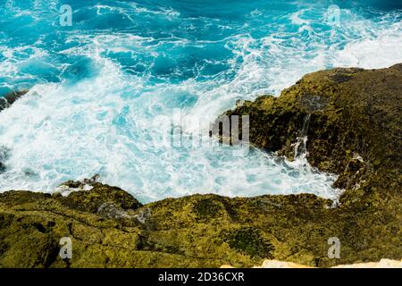 La spiaggia di Atuh è una spiaggia famosa a nusa penida, ma è difficile arrivarci, alcuni la chiamano spiaggia nascosta a nusa penida, bali Foto Stock