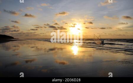 Pesca al mare all'alba - Nam Dinh, Vietnam Foto Stock