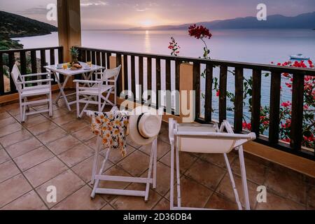 tavolo e sedie con colazione all'alba al meditarian Mare in Grecia Foto Stock