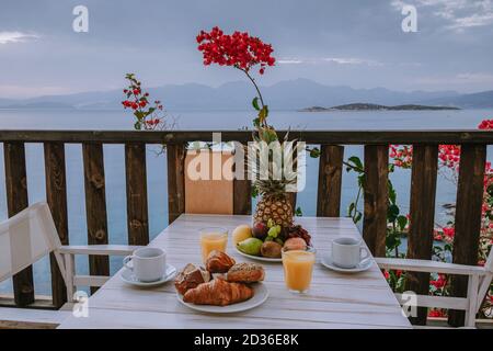 tavolo e sedie con colazione all'alba al meditarian Mare in Grecia Foto Stock