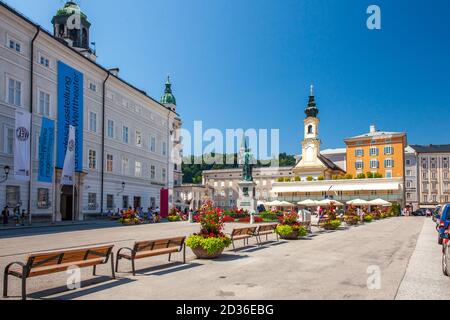 Mozartplatz, un punto di riferimento storico nel centro di Salisburgo. Si tratta di una piazza più conosciuta per la sua statua commemorativa del compositore Wolfgang Amadeus Mozart. Foto Stock