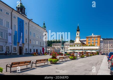 Mozartplatz, un punto di riferimento storico nel centro di Salisburgo. Si tratta di una piazza più conosciuta per la sua statua commemorativa del compositore Wolfgang Amadeus Mozart. Foto Stock