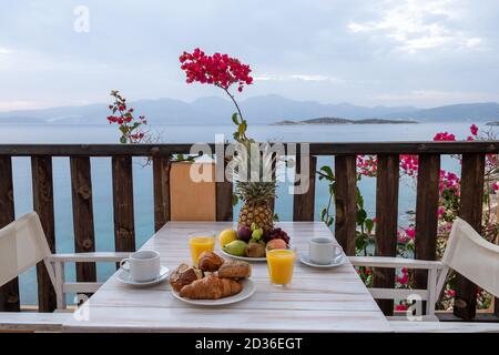 tavolo e sedie con colazione all'alba al meditarian Mare in Grecia Foto Stock