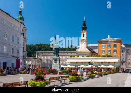 Mozartplatz, un punto di riferimento storico nel centro di Salisburgo. Si tratta di una piazza più conosciuta per la sua statua commemorativa del compositore Wolfgang Amadeus Mozart. Foto Stock