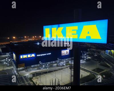 Cartello IKEA di notte. Foto Stock