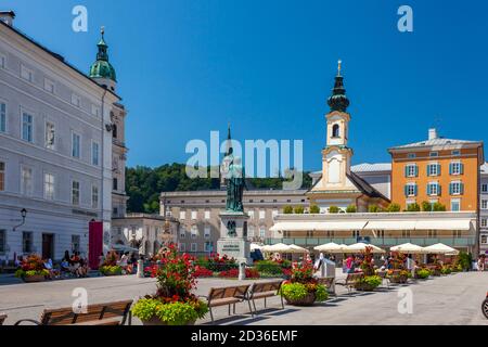 Mozartplatz, un punto di riferimento storico nel centro di Salisburgo. Si tratta di una piazza più conosciuta per la sua statua commemorativa del compositore Wolfgang Amadeus Mozart. Foto Stock