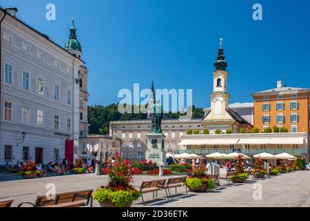 Mozartplatz, un punto di riferimento storico nel centro di Salisburgo. Si tratta di una piazza più conosciuta per la sua statua commemorativa del compositore Wolfgang Amadeus Mozart. Foto Stock