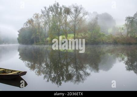 Lago Misty al mattino con barca e casa. In Passau Germany.A città in bassa Baviera Dreiflüssestadt o Città di tre fiumi - Danubio. Canoe Foto Stock