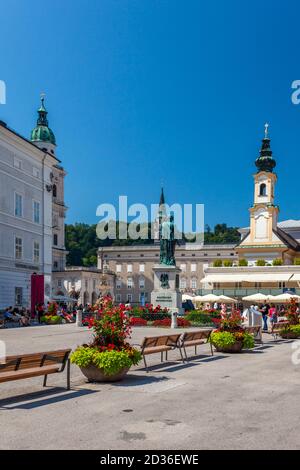 Mozartplatz, un punto di riferimento storico nel centro di Salisburgo. Si tratta di una piazza più conosciuta per la sua statua commemorativa del compositore Wolfgang Amadeus Mozart. Foto Stock