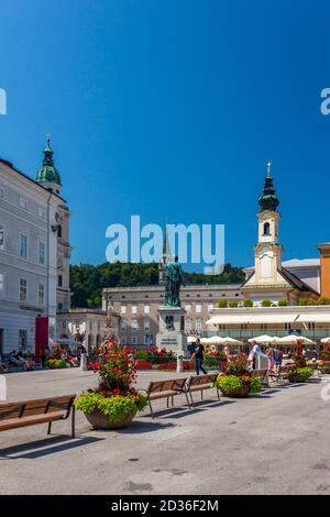 Mozartplatz, un punto di riferimento storico nel centro di Salisburgo. Si tratta di una piazza più conosciuta per la sua statua commemorativa del compositore Wolfgang Amadeus Mozart. Foto Stock