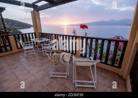 tavolo e sedie con colazione all'alba al meditarian Mare in Grecia Foto Stock