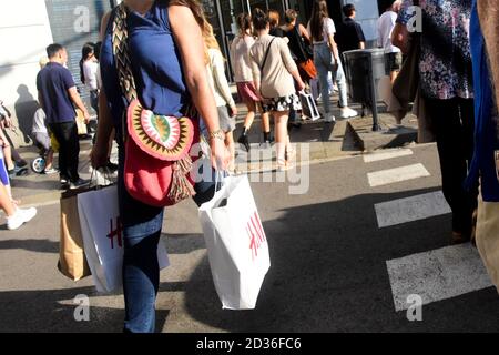 Dettaglio di una donna con borse. Foto Stock