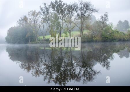Lago Misty al mattino con barca e casa. In Passau Germany.A città in bassa Baviera Dreiflüssestadt o Città di tre fiumi - Danubio. Canoe Foto Stock